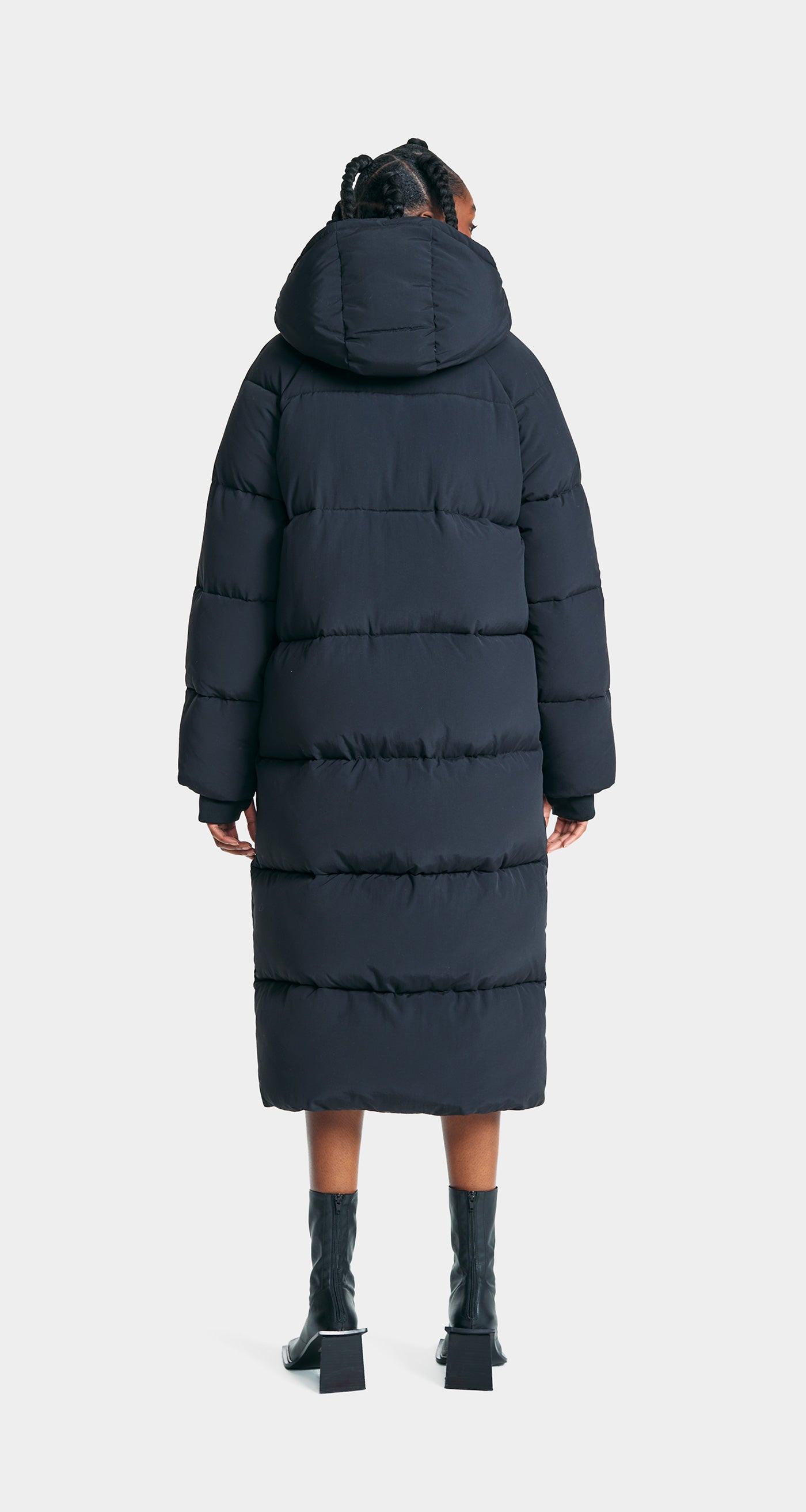 DP - Black Relaxed Long Puffer - Modelshot - wmn - rear